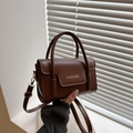 Bolso cuadrado minimalista marrón oscuro con letras doradas y correa ajustable - Marrón Oscuro