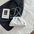 Bolso nube blanco minimalista en cuero trenzado con correa fina de bandolera - Blanco