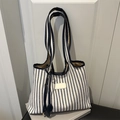 Borsa tote in tela a righe da donna con manici in pelle e dettaglio di nappe - Nero
