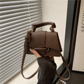 Mini borsa a tracolla in pelle martellata marrone scuro con manico e anello metallico - Marrone