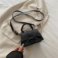 Mini sac à main noir en cuir litchi avec anneaux argentés et bandoulière chic - Noir