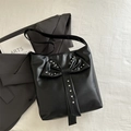 Bolso de hombro negro mate en cuero sintético con lazo grande y tachuelas de cristal - Negro