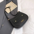 Borsa a tracolla nera in pelle martellata con rivetti dorati e scritta FASHION - Nero