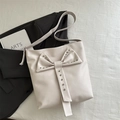 Bolso de hombro beige elegante con un lazo grande y remaches de metal plata - Blanco Roto