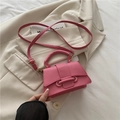 Mini sac à bandoulière rose avec texture grainée et boucle en anneau métal - rose vif