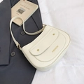 Borsa a sella bianco latte con texture litchi e dettagli dorati su abito grigio - Bianco