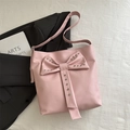 Bolso tote de cuero sintético rosa con un lazo grande adornado con cristales y correa - Rosa