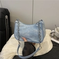 Bolso de hombro denim azul claro con remaches plateados y correa de cadena metal - Azul