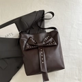 Bolso tote marrón oscuro de cuero sintético con lazo grande y tachuelas de cristal - Marrón
