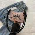 Rosa plissierte Halbmond-Tasche mit schwarzen Schleifen und einem herzförmigen Anhänger - Rosa