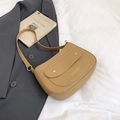 Borsa a tracolla in pelle kaki scuro a grana litchi con logo dorato e finiture in oro - Cachi