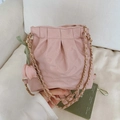 Borsa a secchiello plissettata rosa con motivi trapuntati e ciondolo a tulipano - Rosa