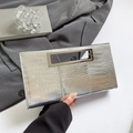 Zilveren avondclutch met krokodillenpatroon en rechthoekig metalen handvat - Zilver