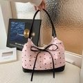 Schicke rosa Falten-Achseltasche mit schwarzen Schleifen und Schulterriemen - Schwarz