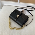 Borsa a tracolla quadrata in pelle nera con catena dorata e fibbia elegante - Nero