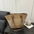 Handgefertigte gestreifte Strohtasche mit braunen PU-Griffen für den Sommer-Strandurlaub - Gebrochenes Weiß