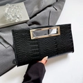 Elegante zwarte avondclutch met krokodillenpatroon en rechthoekig zilveren metalen handvat - Roze