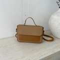 Schicke karamellfarbene Patchwork-Handtasche für Damen mit Griff und verstellbarem Riemen - Braun