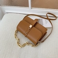 Borsa a tracolla marrone caramello minimalista con chiusura dorata e tracolla in pelle liscia - Marrone