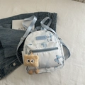Kleiner hellblauer Rucksack mit Schmetterlingsdruck und Monster-Plüschanhänger - Blau mit Anhänger