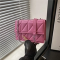 Rosafarbene gesteppte Umhängetasche mit geometrischem Muster und silberner Kette - Rosa