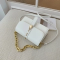 Piccola borsa a tracolla bianca minimalista con catena dorata e chiusura a fibbia - Bianco