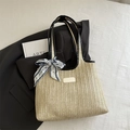 Große Strandtasche aus Stroh mit schwarzem Lederbesatz und Paris-Seidenschal - Schwarz