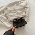 Elegante Mini-Schultertasche mit braunem Monogramm, großer Schleife und Perlenkette - Schwarz