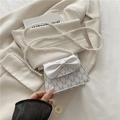 Weiße Mini-Umhängetasche mit Perlenkette, Schleife und grauem Lettermuster für Mädchen - Weiß