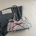 Sac sous le bras bleu clair avec imprimé nœud rouge et dentelle style balletcore - Bleu