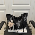 Bolso tote acolchado negro con bordado y colgante de oso para uso diario casual - Negro