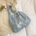 Borsa tote in tessuto ricamato azzurro con fiocco in pizzo e stile artistico molto fresco - Con Ciondolo / Blu