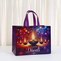 Lila Diwali-Geschenktüte aus Vliesstoff mit traditionellem Diya-Lampen-Print und Text - Dunkelvioletter Stil (8006-2)