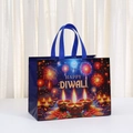 Große Diwali Vlies-Einkaufstasche mit Happy Diwali Text und bunten Mandala-Mustern - Dunkelblauer Stil (8006-3)