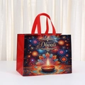 Exquisite Diwali Geschenktüte aus Vliesstoff mit festlichem Diya-Druck und Tragegriffen - Roter Stil (8006-1)