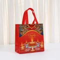 Bolsa de regalo roja de Diwali en tela no tejida con motivos de diyas y pavos - 23*22*11