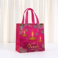 Bolsa de regalo Diwali de tela no tejida magenta con diseños de lámparas y mandalas - 23*22*11