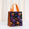Borsa in TNT per Halloween con stampe di zucche e pipistrelli e manici arancioni vivi - Stile Stampa Totale Zucca Pipistrello (5801-1)