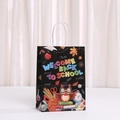 Dettaglio della borsa regalo per la scuola con motivi colorati e manici in corda bianca - Motivo Gufo Ed Elementi Accademici (536-3)