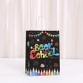 Schwarze Schulanfang Papiertüte mit bunten Schulmotiven und weißen Baumwollgriffen - Schulelemente Hintergrund (536-1)