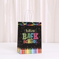 Schwarze 'Welcome Back to School' Kraftpapiertüte mit bunten Buntstiften und Griffen - Bunte Banner und Buntstifte (536-2)