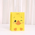 Bolsa de regalo de papel amarillo con pato animado y asas blancas para fiestas - Expresión Linda de Cara Grande (534-1)