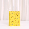 Bolsa de regalo de papel kraft con patos amarillos y asas de cuerda blanca - Patrón de Decoración de Flores Pequeñas (534-2)