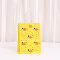 Bolsa de regalo de papel kraft amarillo con patos animados y asas de cuerda blanca - Patrón de Expresión de Guiño (534-3)