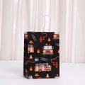Dettaglio del sacchetto regalo in carta nera con stampe di camion dei vigili del fuoco - Stile Motivo Vigile del Fuoco Nero (537-6) / 21x15x8cm