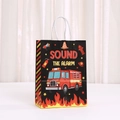 Sacchetto regalo con camion dei pompieri e scritta SOUND THE ALARM per feste di bambini - Stile Camion dei Pompieri (537-1) / 21x15x8cm