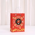 Sacchetto regalo in carta kraft rossa a tema vigili del fuoco con manici in corda bianca - Stile Attrezzatura Vigili del Fuoco Rosso (537-3) / 21x15x8cm