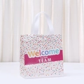 Borsa regalo in tessuto non tessuto bianco con coriandoli e scritta Welcome TO THE TEAM - Stile Striscia Coriandoli Fondo Bianco (1011-3)