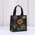 Sac cadeau héros en tissu non tissé avec motifs de bande dessinée et anses pour fêtes - Style Onomatopée Noir (9041-1) / 20*20*9cm