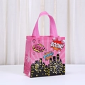 Sacchetto regalo rosa in tessuto non tessuto stile fumetto con scritte Boom Pow e skyline - Rosa-BOOM(9041-2)